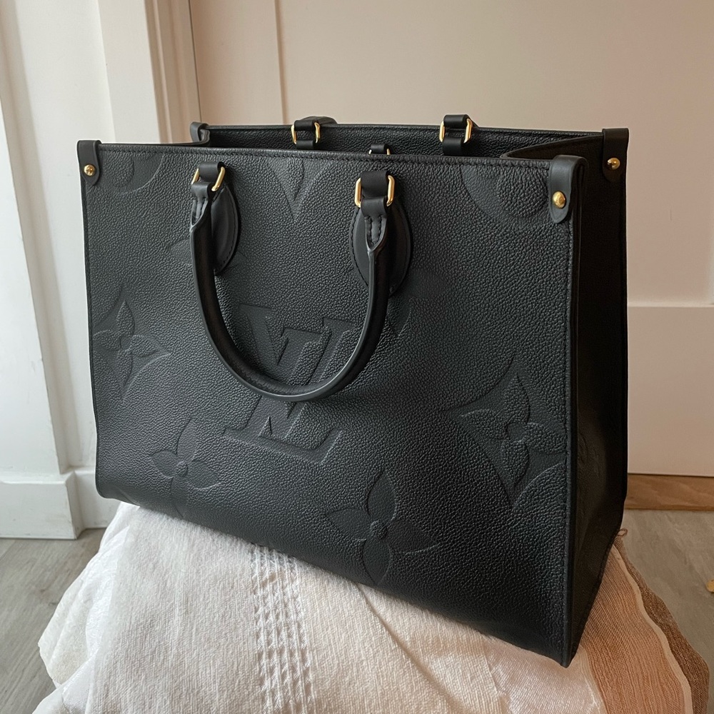 Luis Vuitton bag, like new (only used 3 times)